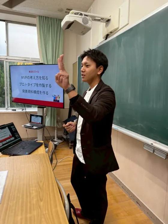 現在の早川滉貴。学校で授業を行う様子